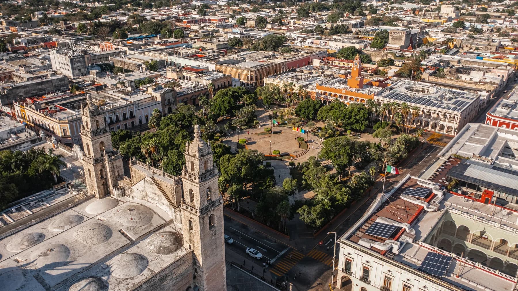 Vista aérea de la Plaza Grande y la catedral de Mérida, Yucatán