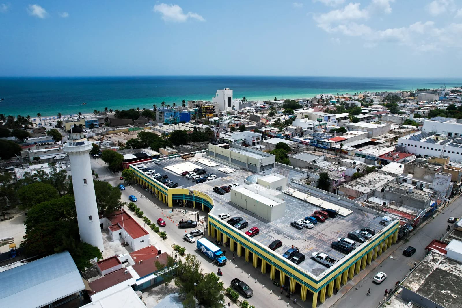 Vista aérea de Progreso, Yucatán, con el mar al fondo